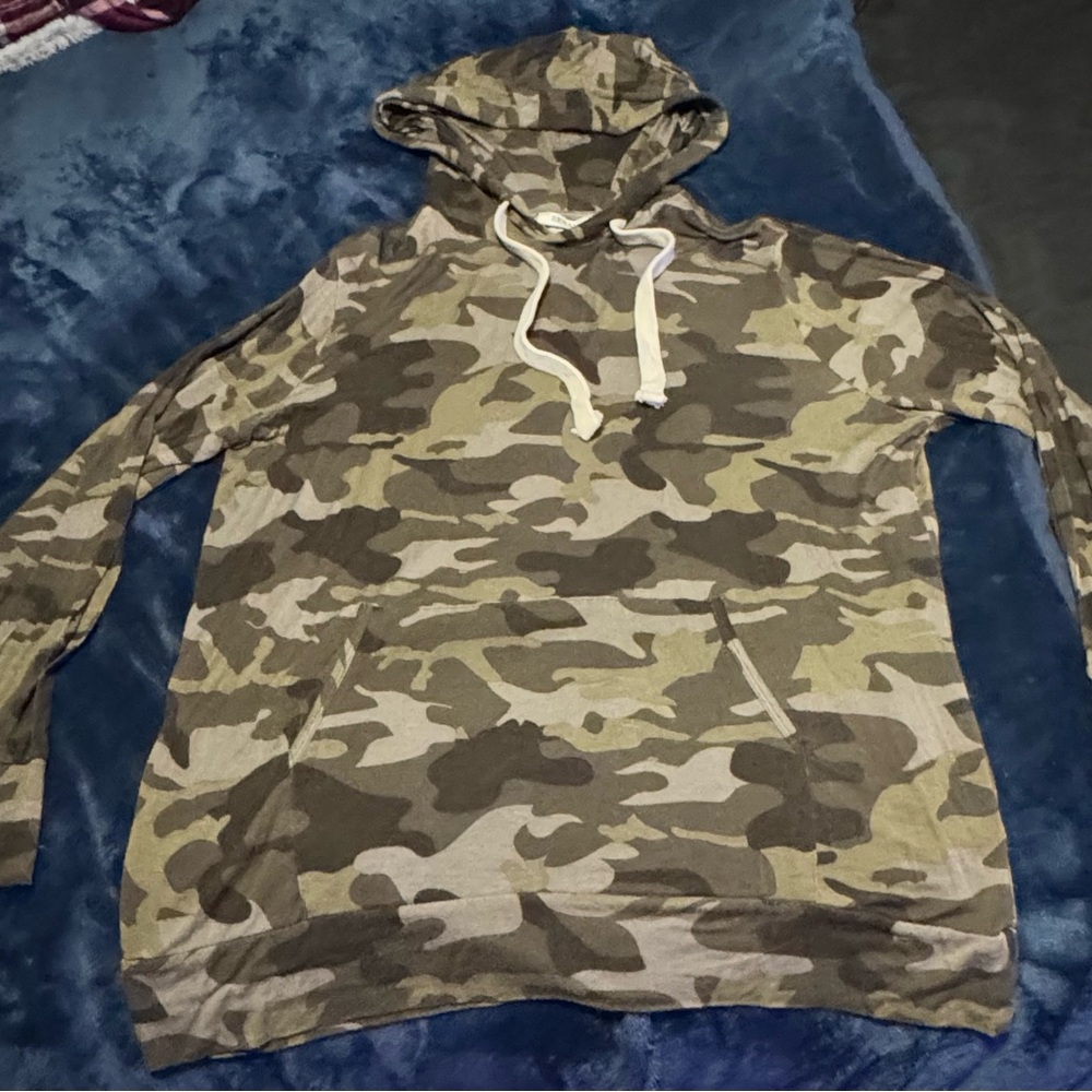 Women’s Zenana thin camouflage pullover/hoodie size medium.